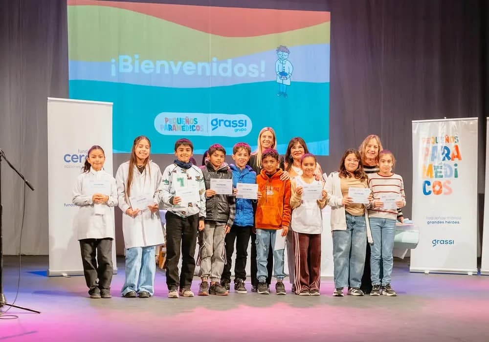 Chicos en el escenario del teatro durante la entrega de certificados