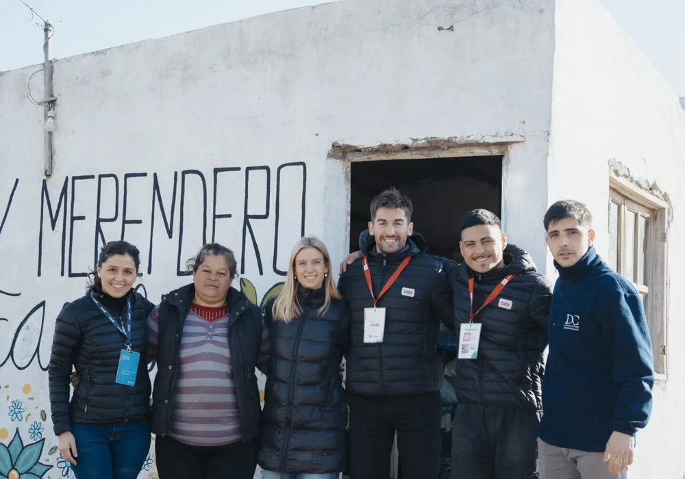 Encuentro comunitario al aire libre acompañado por la fundación