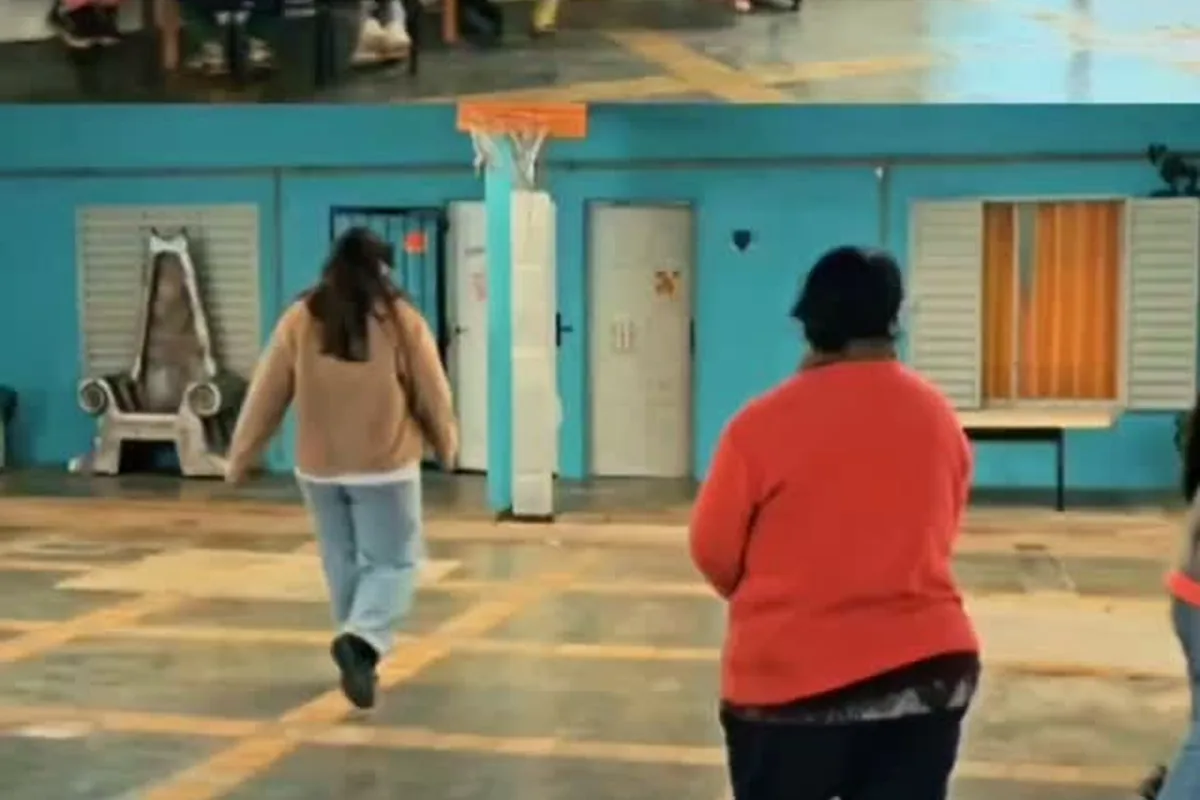 Patio de una escuela durante una jornada comunitaria de la fundación