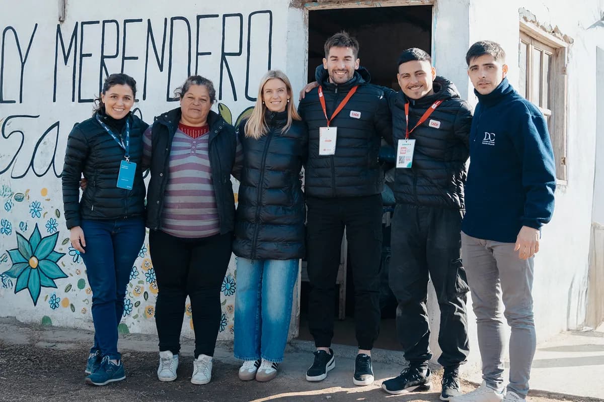 El equipo de la fundación frente a un merendero de la ciudad