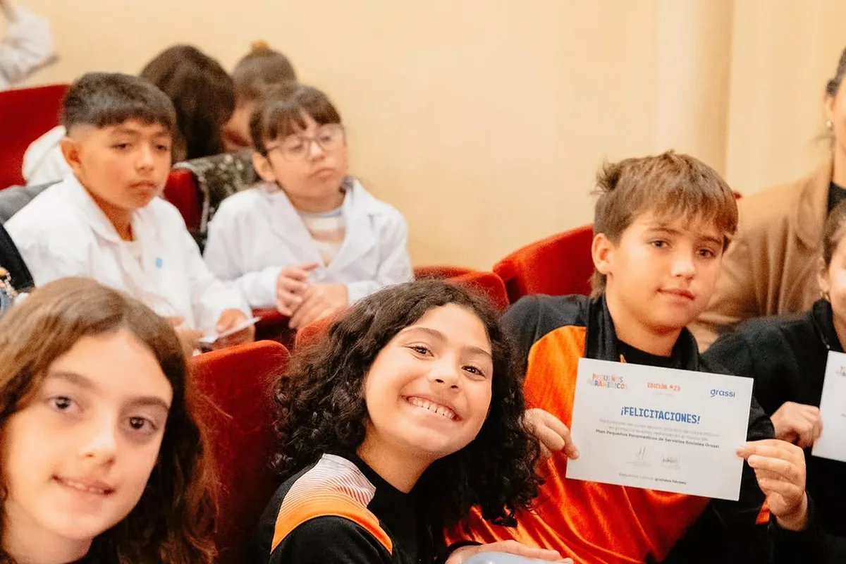 Chicos con sus certificados de Pequeños Paramédicos en una jornada en el teatro