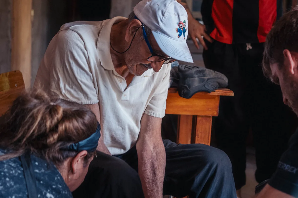 Voluntarios entregan abrigo a un hombre mayor durante una colecta de invierno