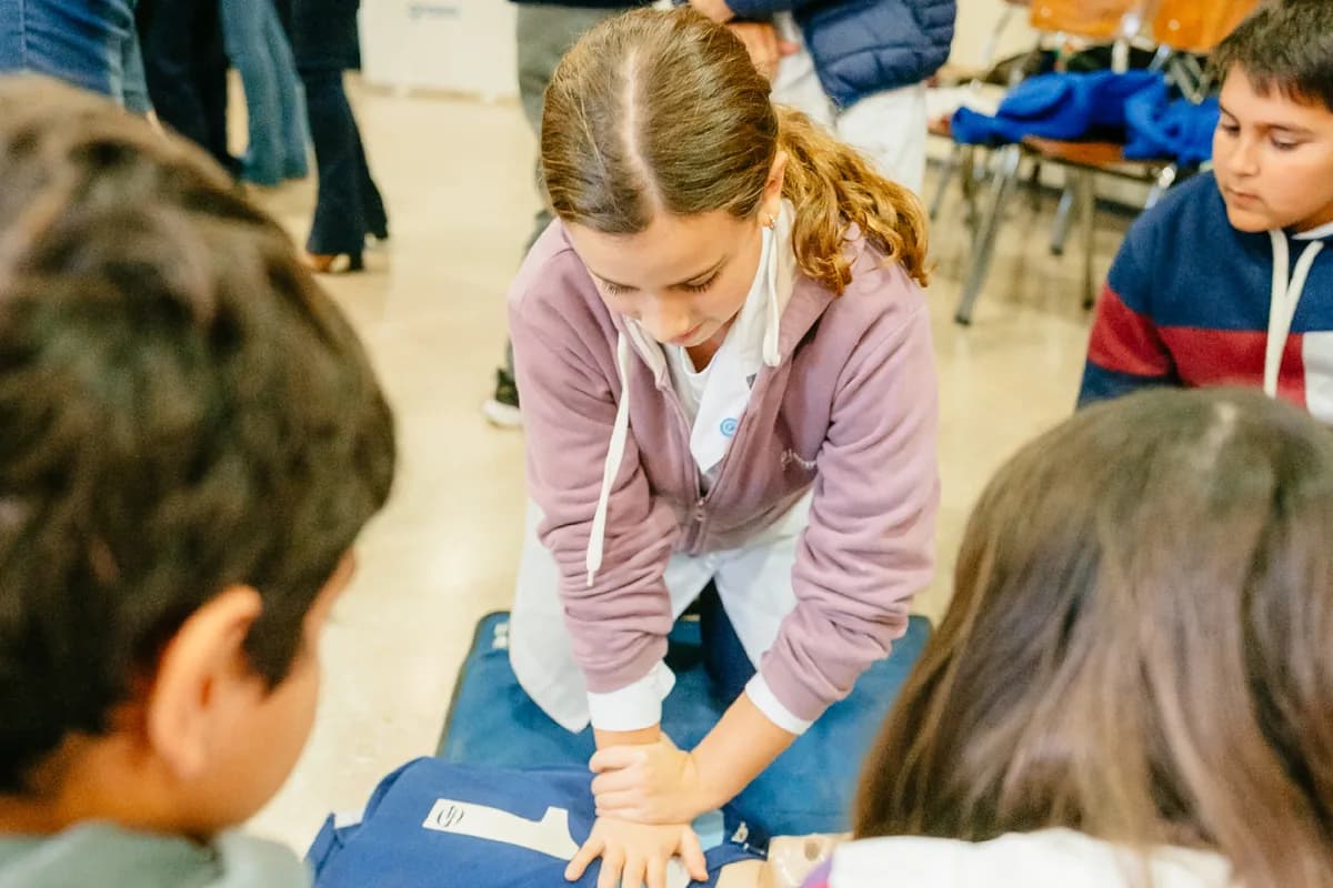 Voluntaria de la fundación acompañando a chicos durante una actividad