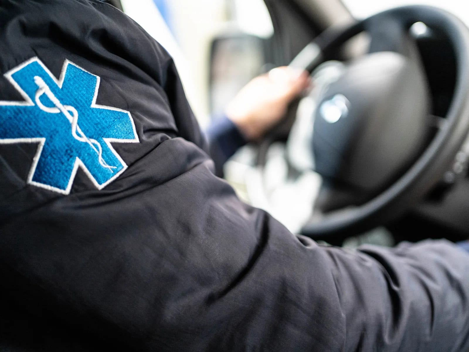 Chofer de una unidad de emergencias de Grupo Grassi al volante