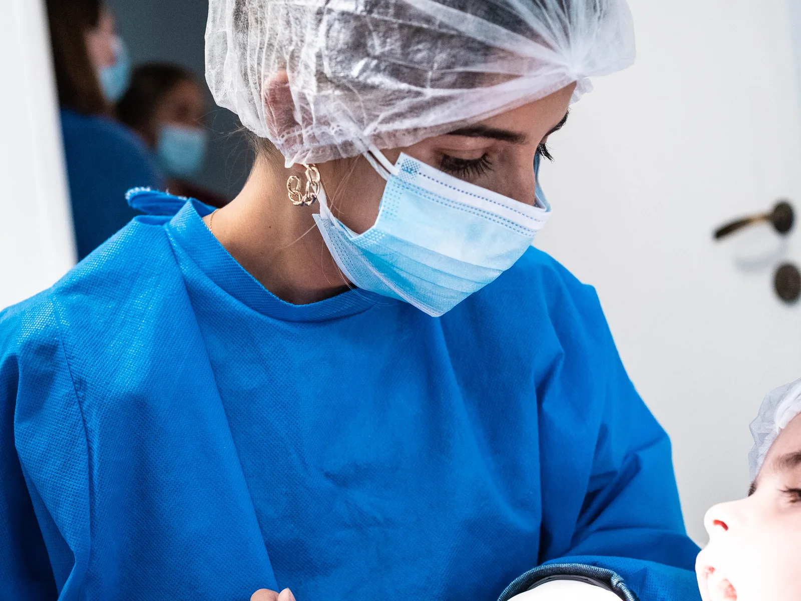 Odontóloga de OdontoGrassi atendiendo a un paciente en el consultorio