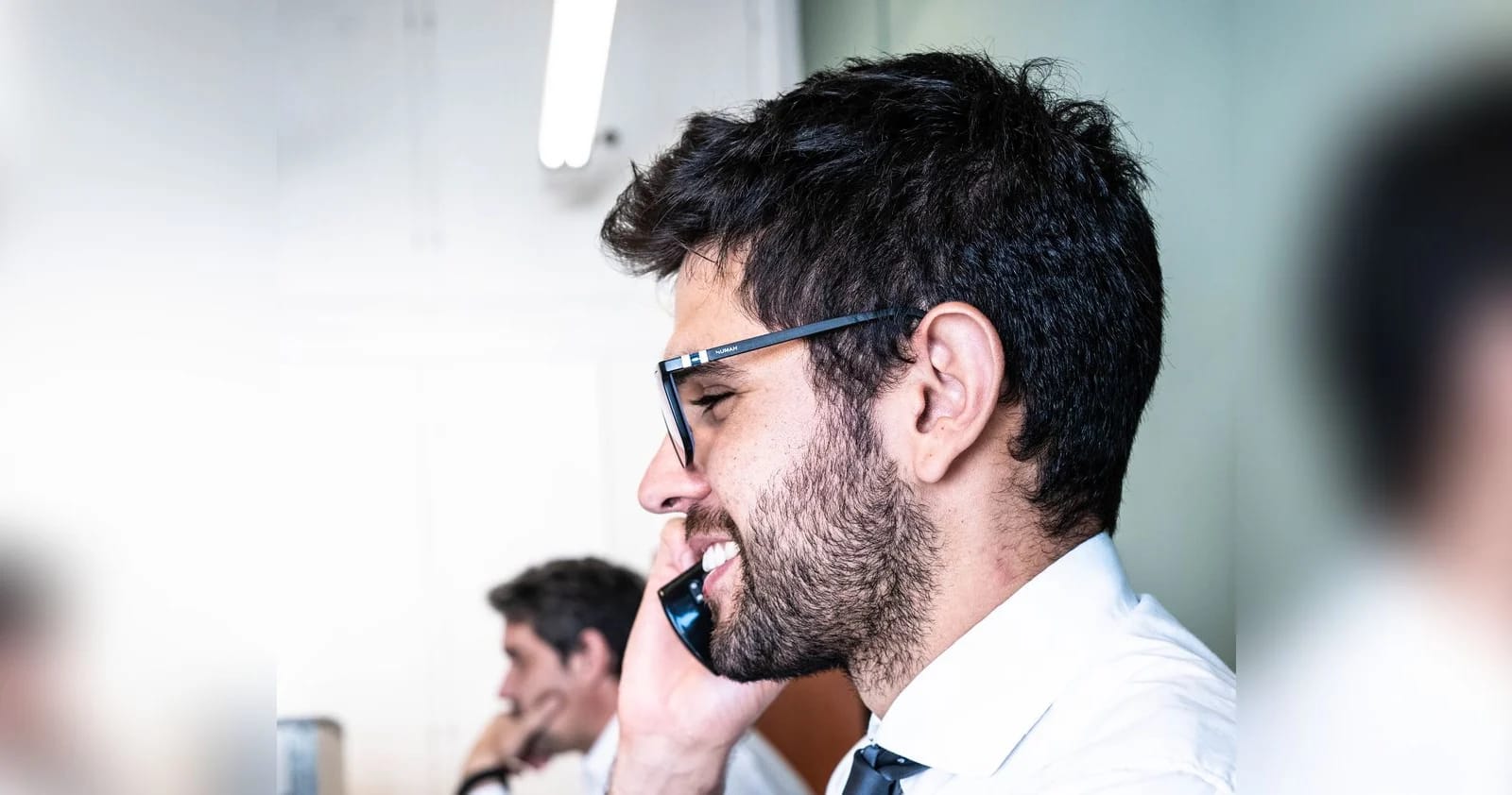 Asesor de Grupo Grassi atendiendo un llamado en la oficina