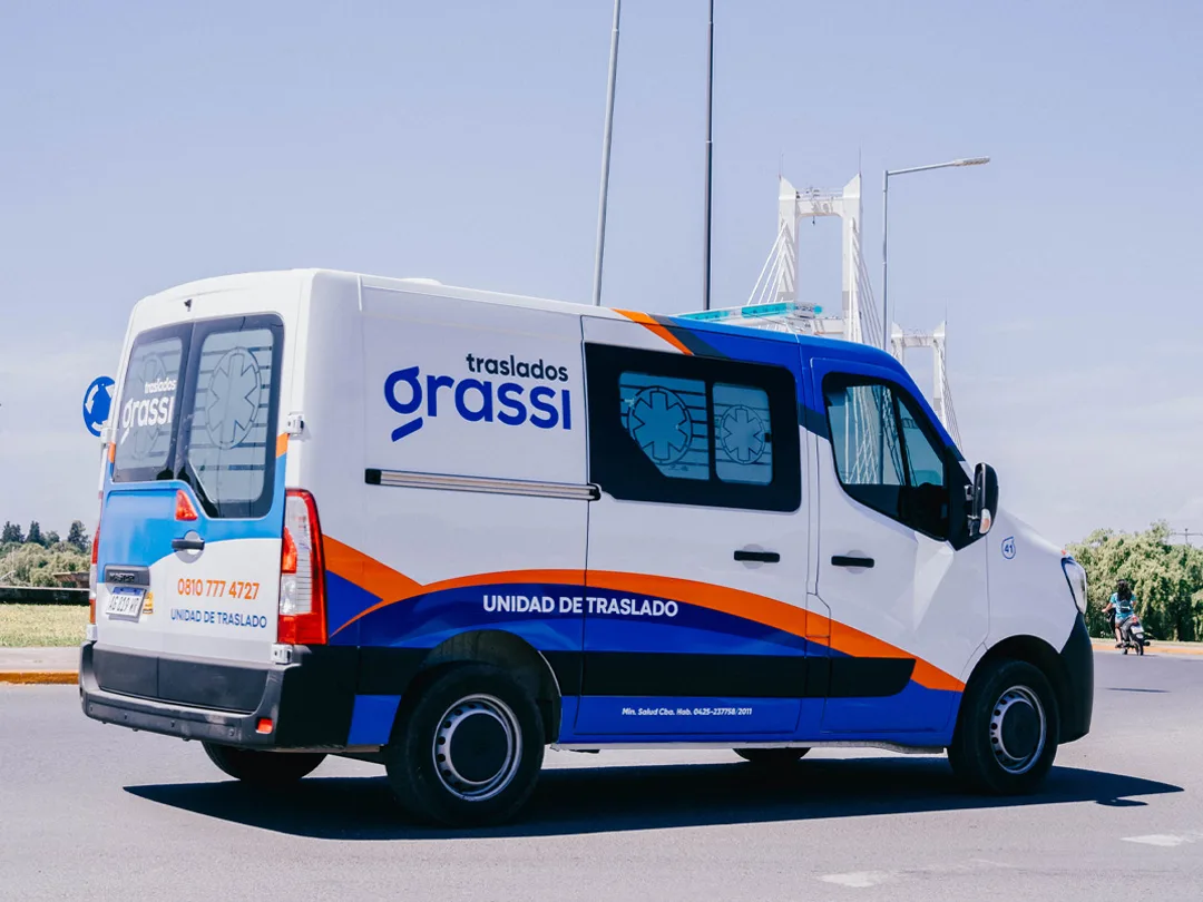 Unidad de traslado de Grassi Traslados en la calle