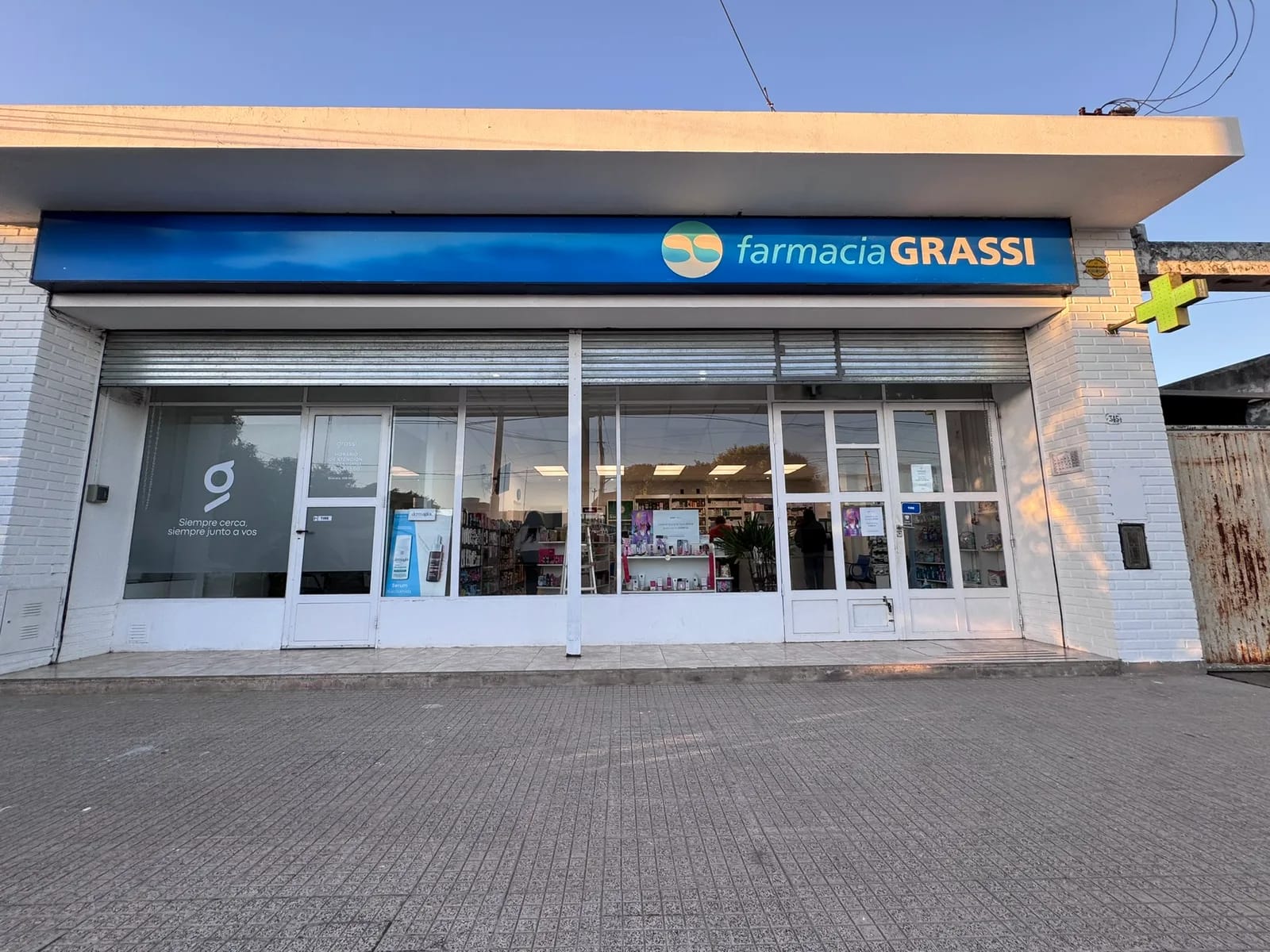 Frente de la sucursal de Farmacias Grassi en San Martín 345, Alejandro Roca