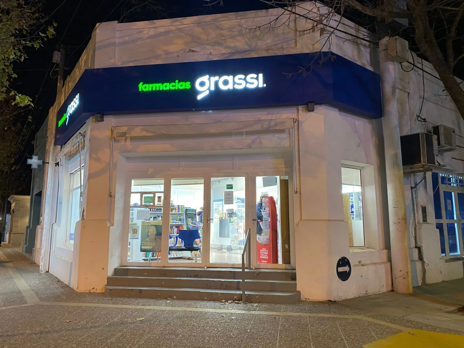 Frente de la sucursal de Farmacias Grassi en Av. 9 de Julio, Coronel Moldes