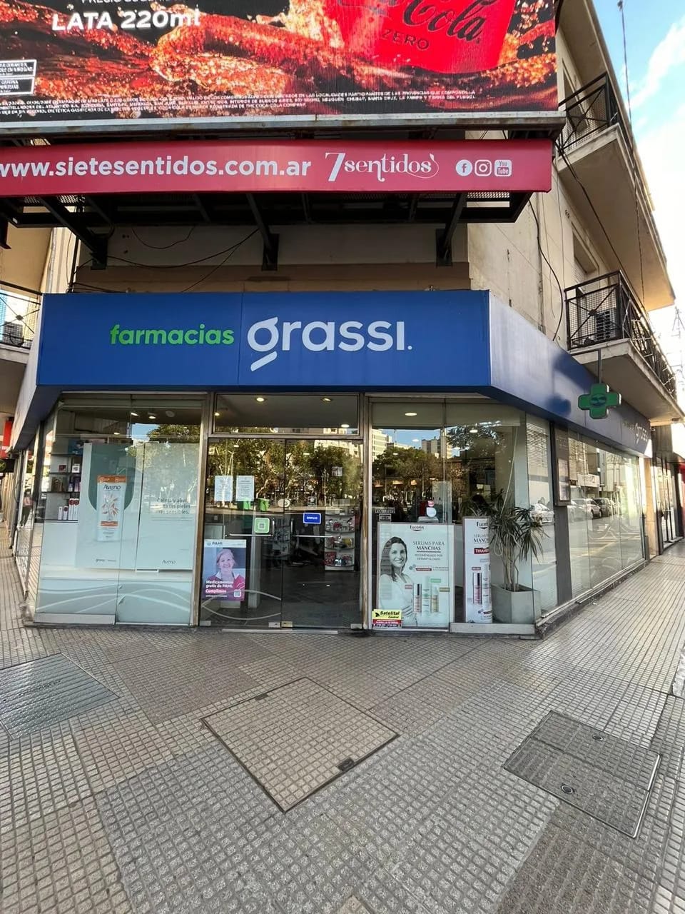 Frente de la sucursal de Farmacias Grassi en Constitución 800, Río Cuarto