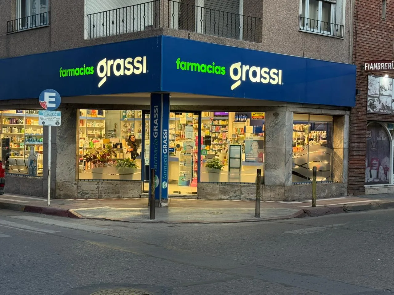 Frente de la sucursal de Farmacias Grassi en Constitución 501, Río Cuarto