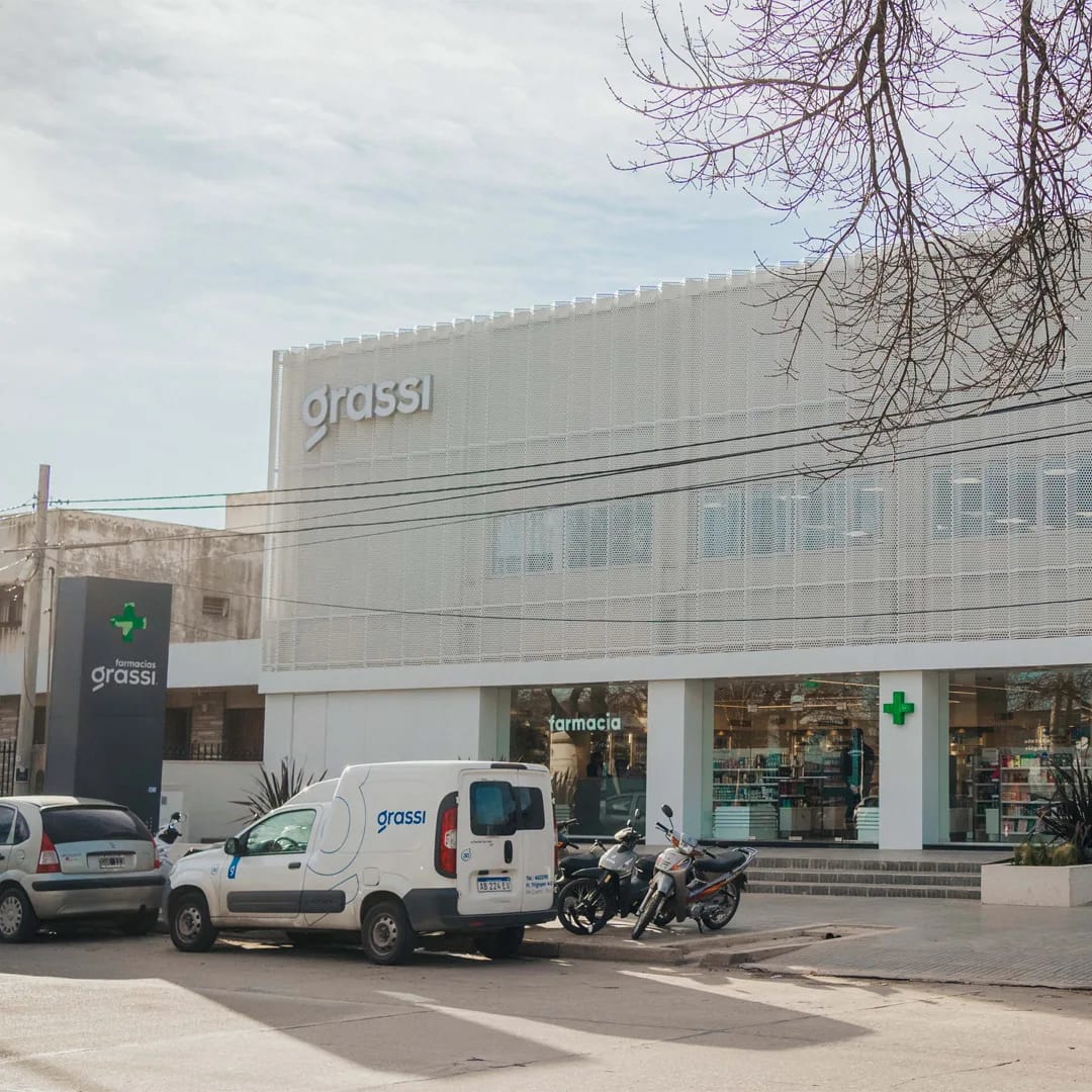 Frente de la sucursal de Farmacias Grassi en Marcelo T. de Alvear 632, barrio Banda Norte, Río Cuarto