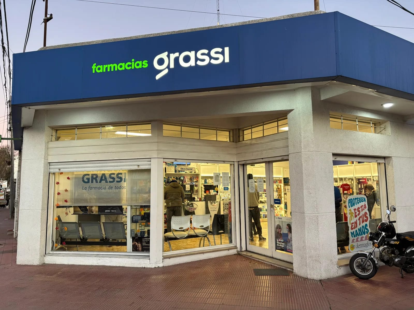 Frente de la sucursal de Farmacias Grassi en Pedro Goyena 110, Río Cuarto