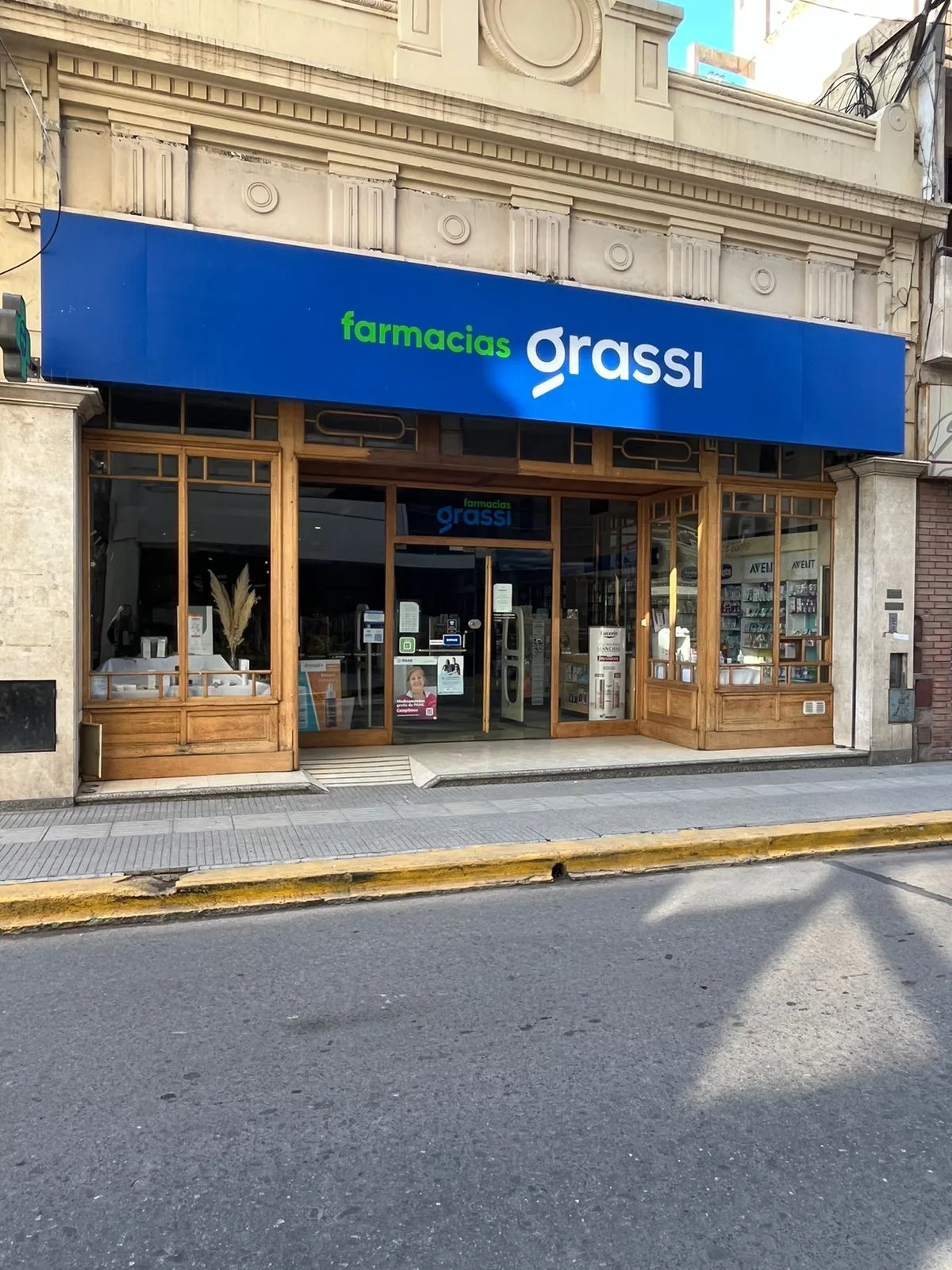 Frente de la sucursal de Farmacias Grassi en Belgrano 23, Río Cuarto