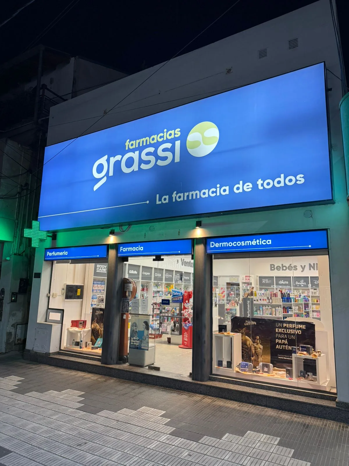 Frente de la sucursal de Farmacias Grassi en Libertad 470, Río Tercero